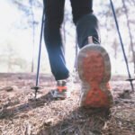 jambes-de-cultures-marchant-dans-la-foret